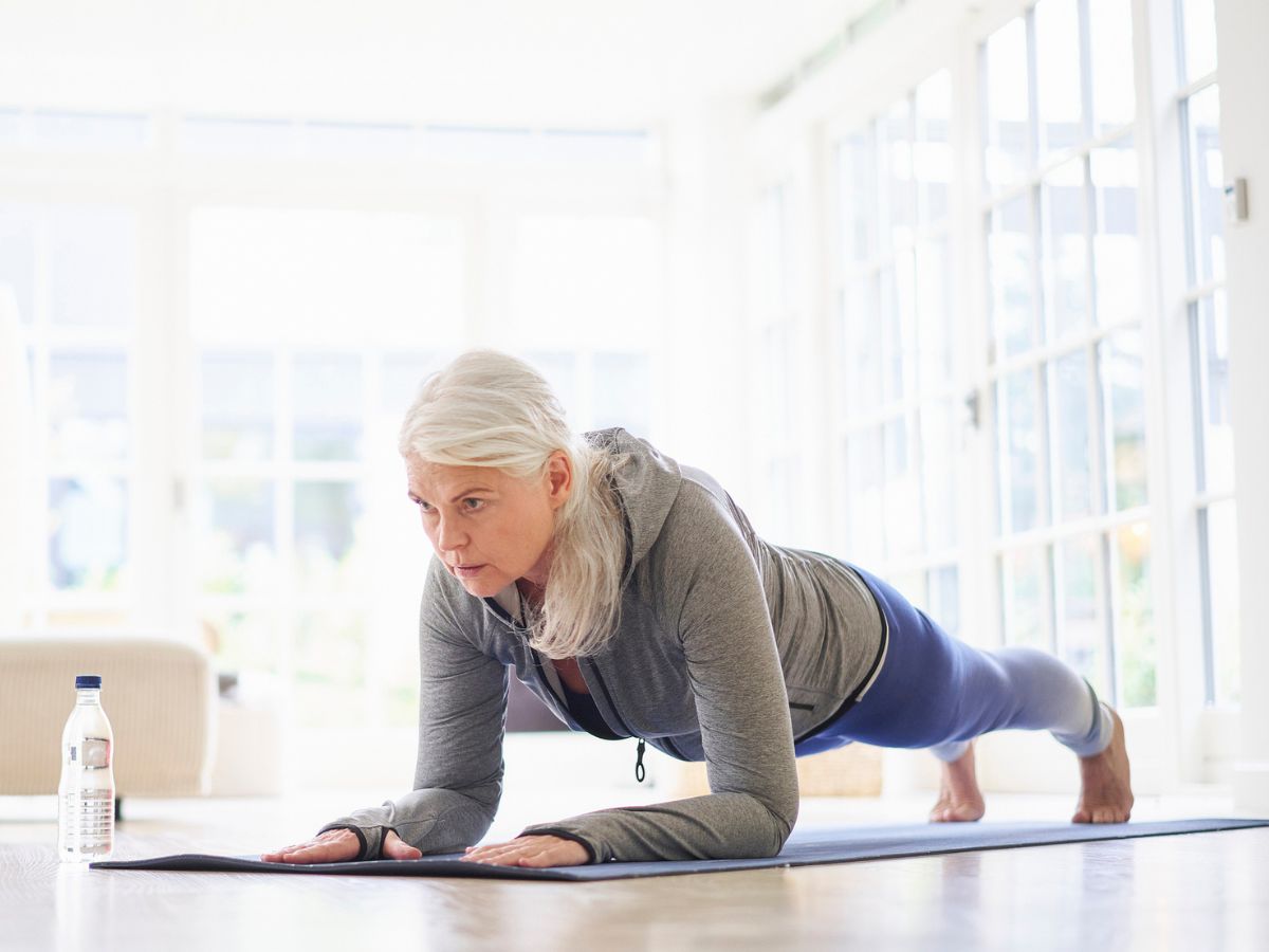 planket végző idős nő