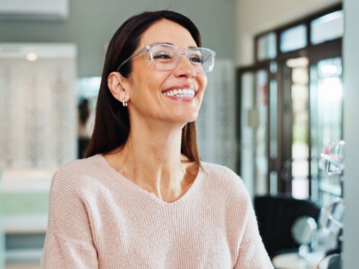 szemüveg fiatalít nő