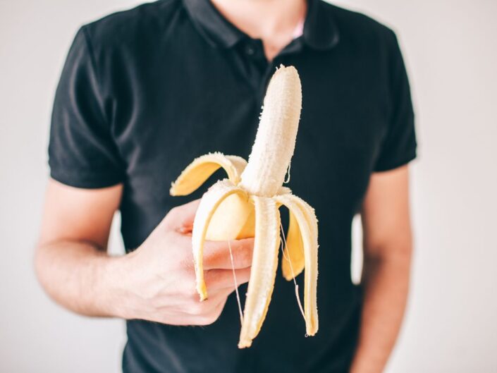 banán férfi kéz fekete póló meghámozva