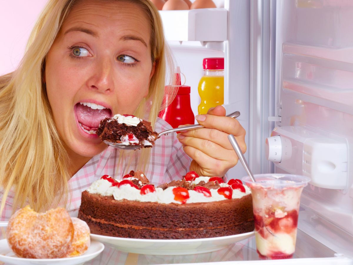 sóvárgás nő hűtőszekrény édesség