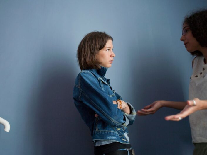 két nő beszélgetés vita bocsánatkérés