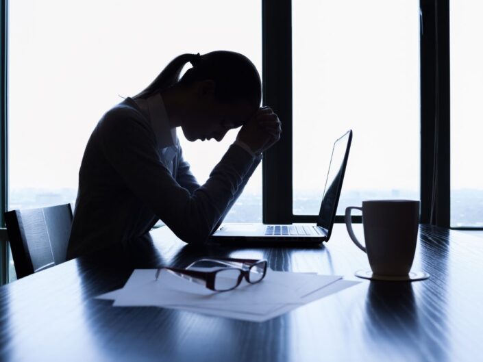 nő a munkahelyén szenved