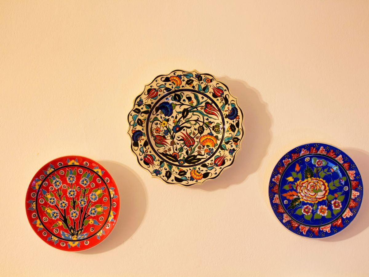 színes tányérok a falon