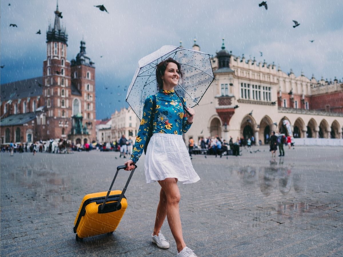 utazó bőrönddel sétál