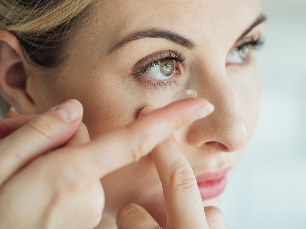 kontaktlencsét berakó nő