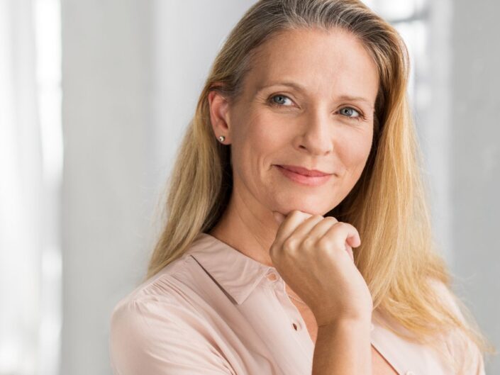 mosolygó elégedett nő