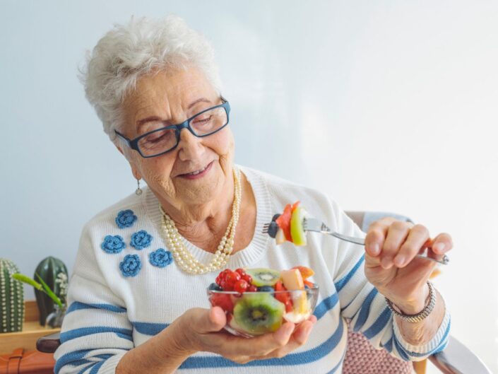 gyümölcs idős hölgy evés