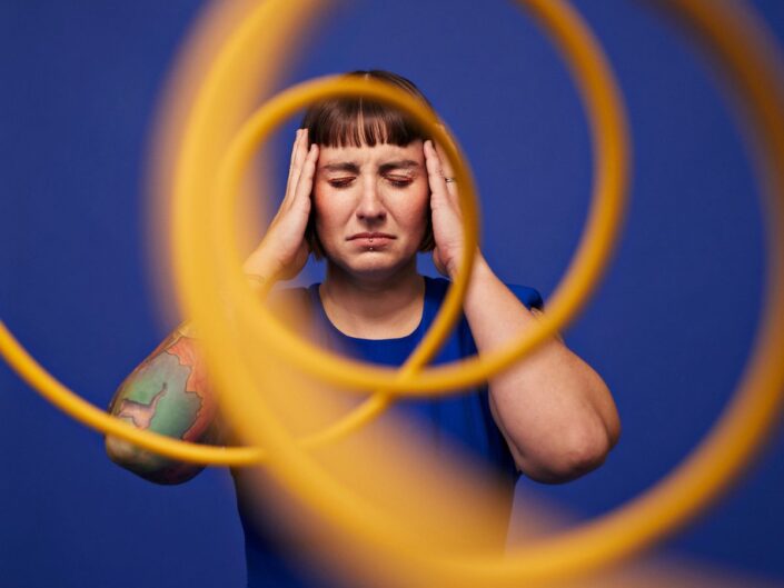 dühös szomorú nő