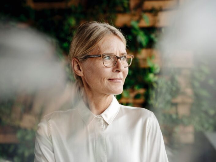 középkorú nő ablak fény iroda