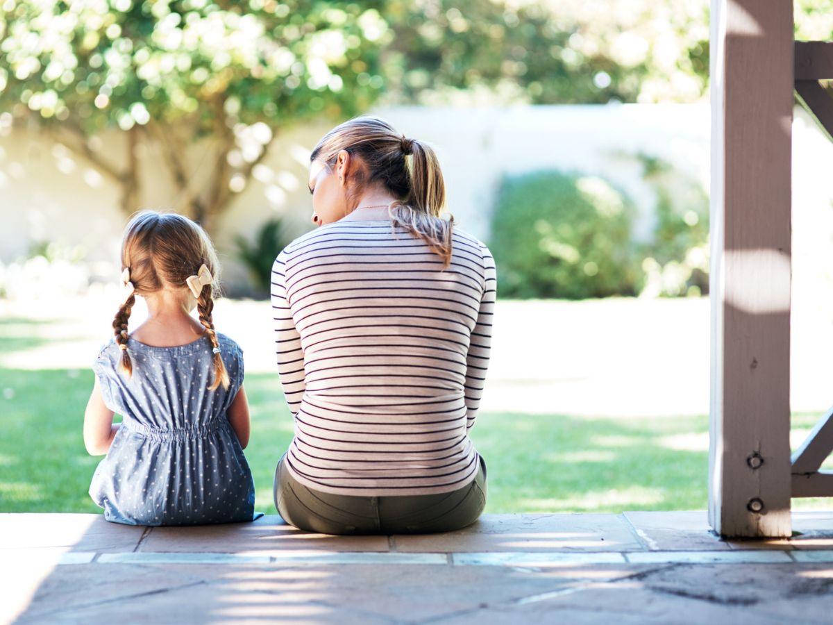 anyuka kislány tornác háttal