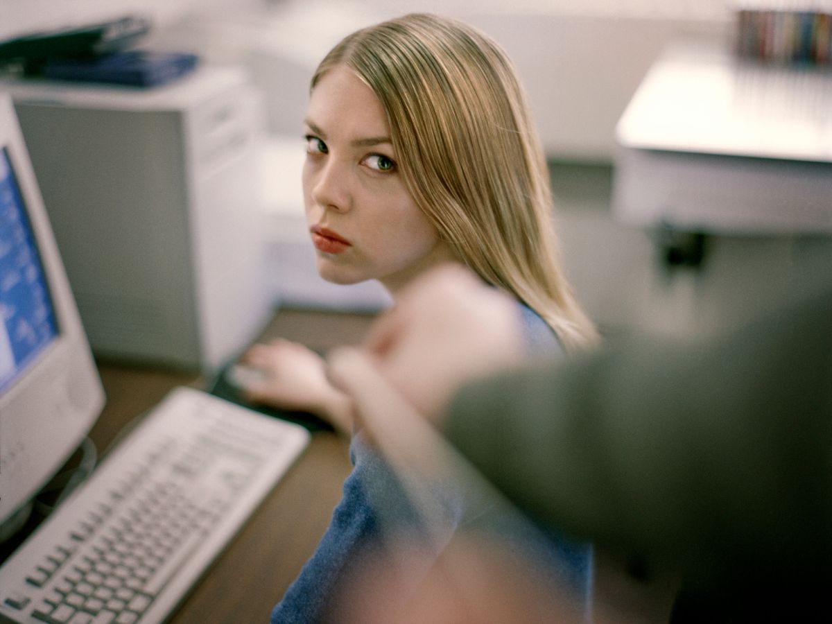 nő iroda bosszankodik