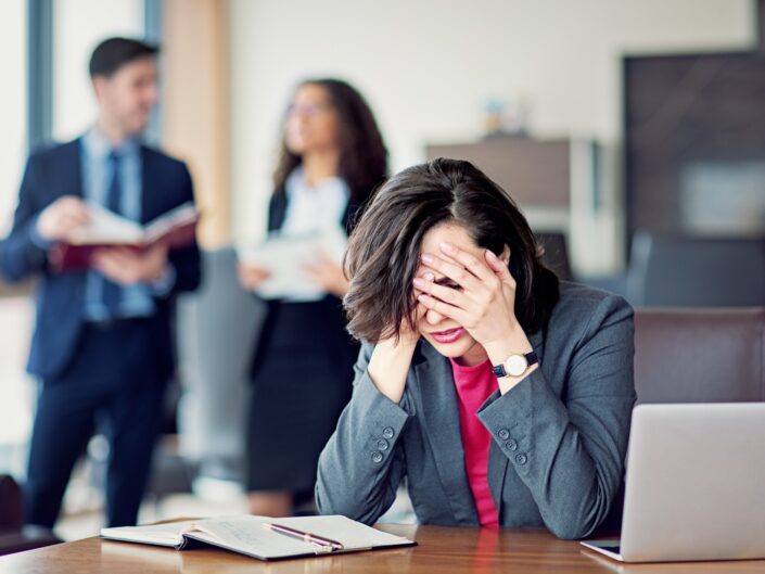 nő stresszel a munkahelyén