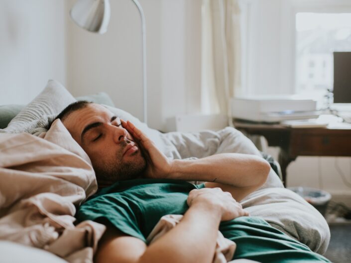 férfi reggel az ágyban
