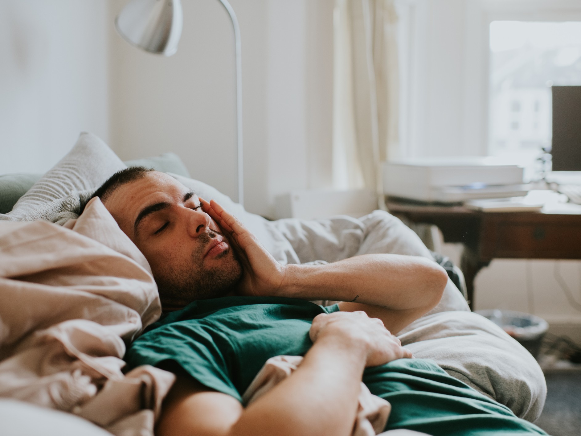 férfi reggel az ágyban