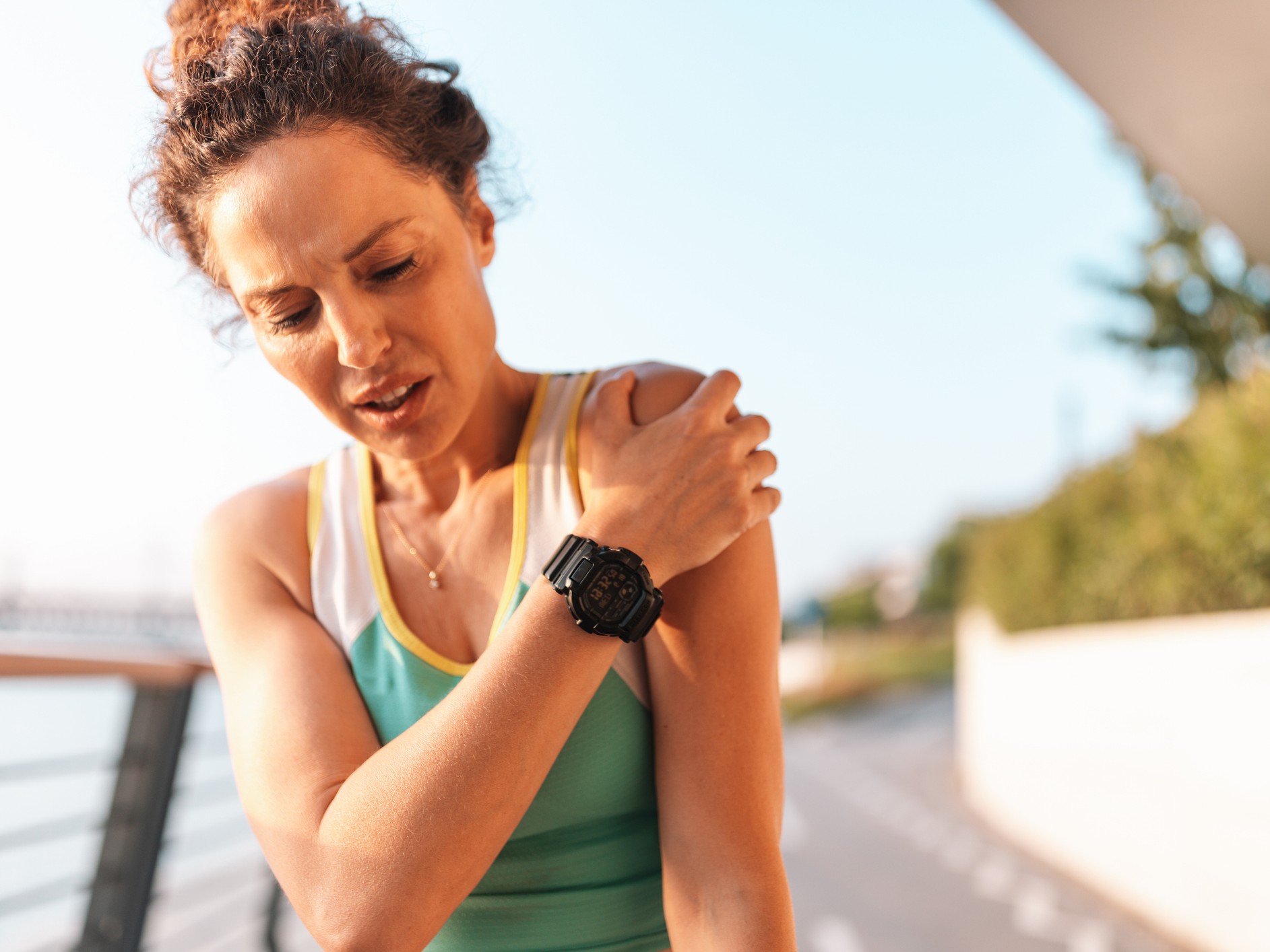 nő fájlalja a vállát