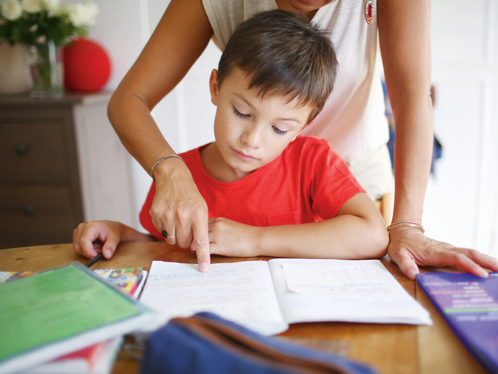 A 7 years old boy doing his homework with his mom - Nők Lapja