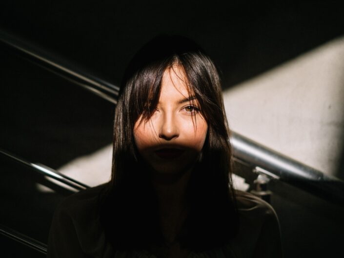 nő szeme látszik a fénycsíkban