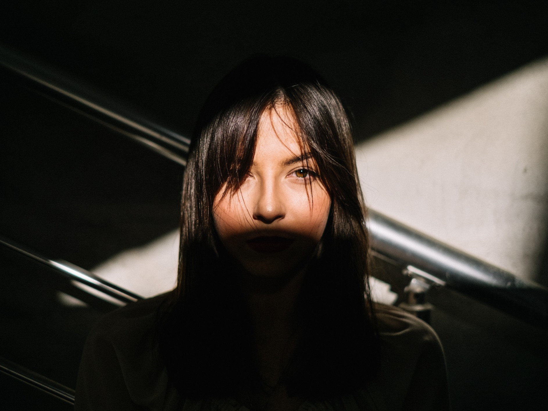 nő szeme látszik a fénycsíkban