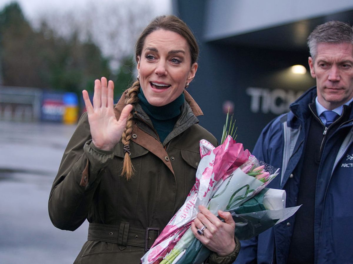 Katalin hercegné fonott hajjal, virágcsokorral