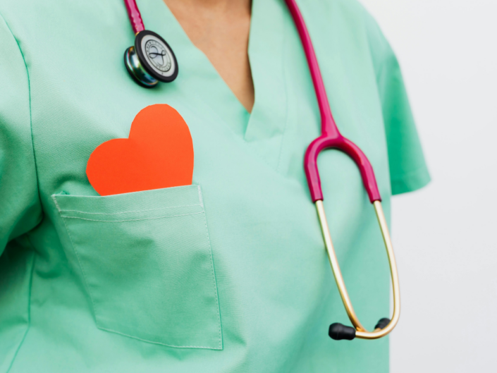 kardiológus munkaruhában