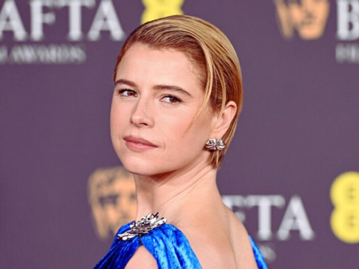Jessie Buckley színésznő kék ruhában a BAFTA díjátadón