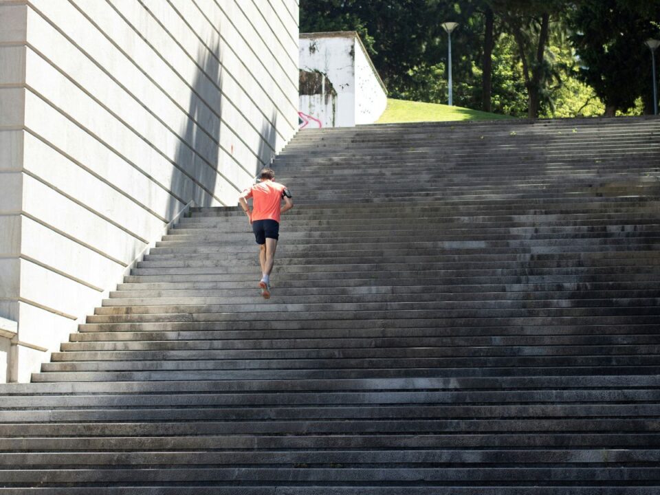 gyakorlatok-hasi-zsir-ellen - Nők Lapja sportoló férfi kocogva lépcsőzik