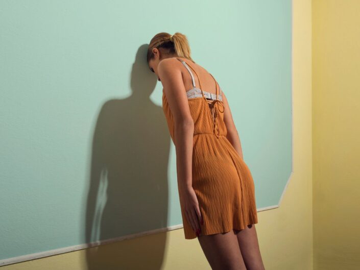 fiatal nő fal szemben