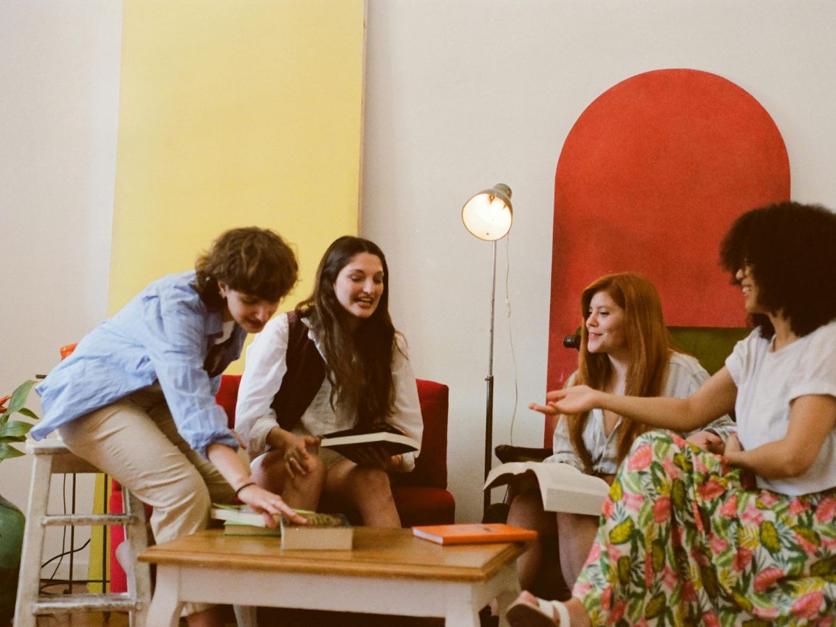 baráti beszélgetés