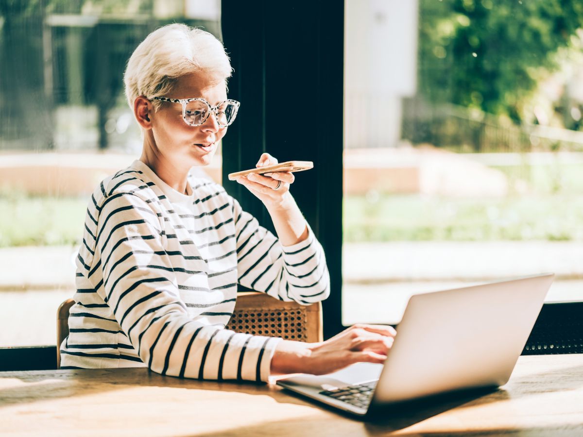 középkorú nő laptop telefon fénykép