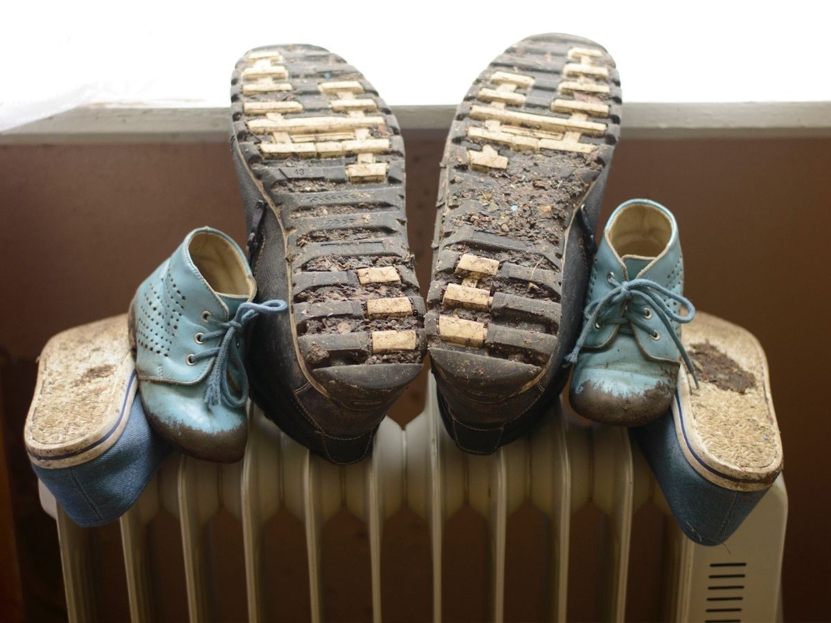 cipők száradnak a radiátoron