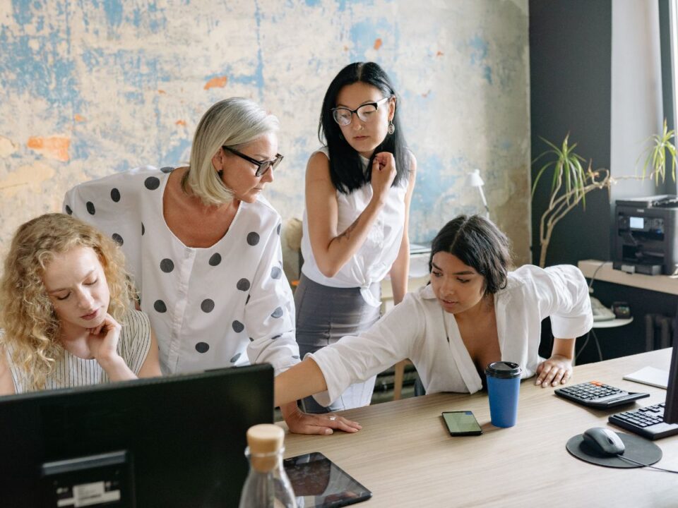 nők közösen dolgoznak