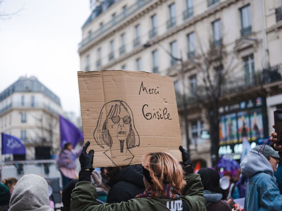 exkluziv-interju-gisele-pelicot - Nők Lapja Gisele Pelicot melletti tűntető táblája