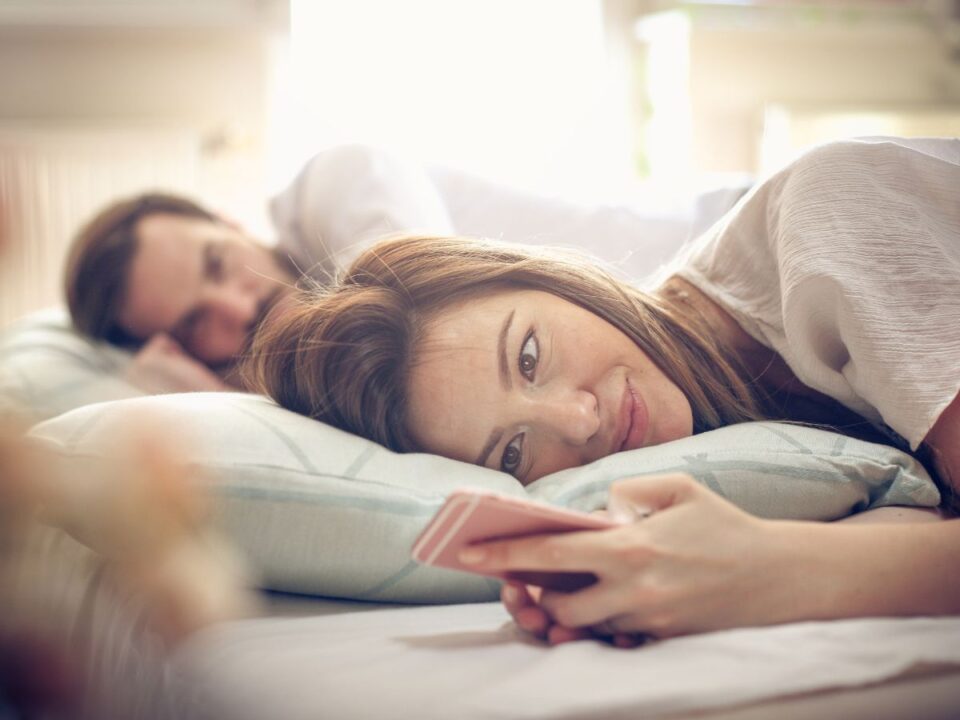 parkapcsolat-gyilkos-visszamenoleges-feltekenyseg - Nők Lapja féltékeny pár az ágyban