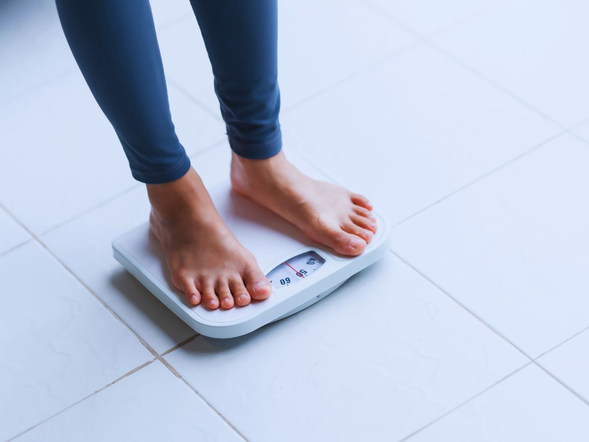 gyerek méri magát mérlegen