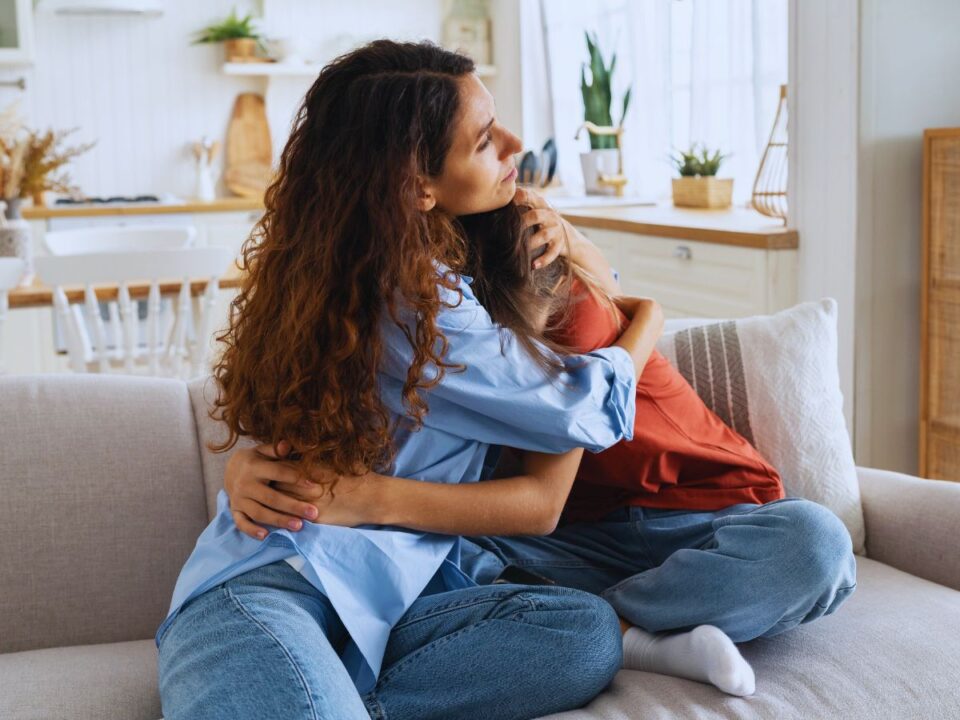 gyerek és anyuka ölelkezik