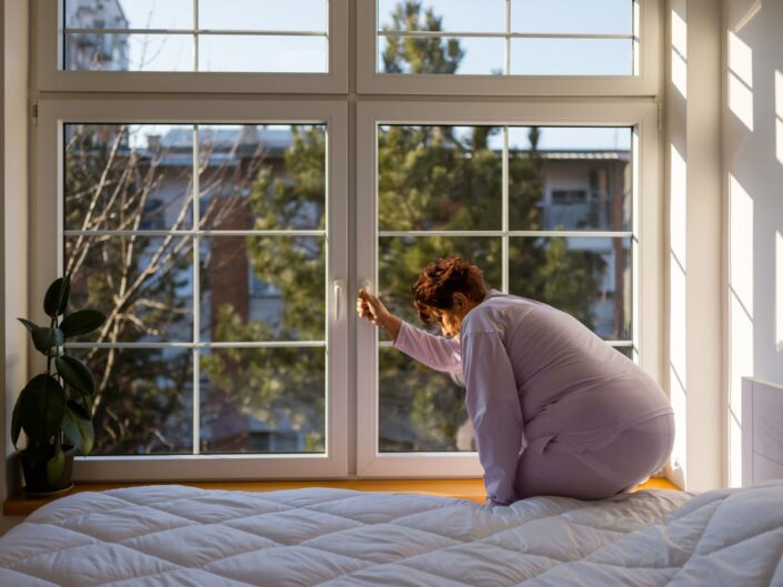 idős nő reggel a hálószobában