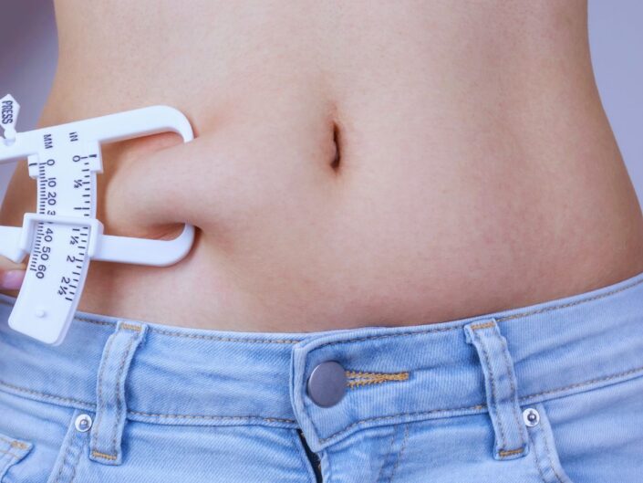 egy nő a hasi zsírból szeretne lefaragni