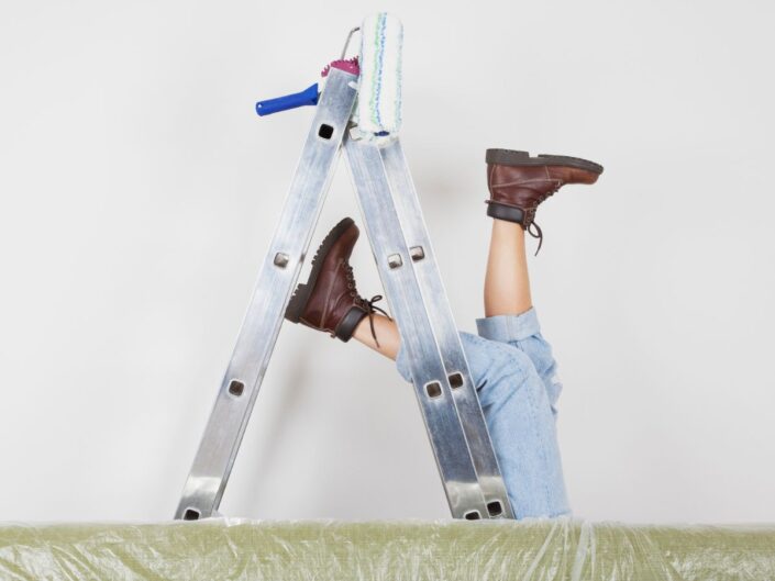 nő leesik a létráról, csak a bakancsos lába látszik