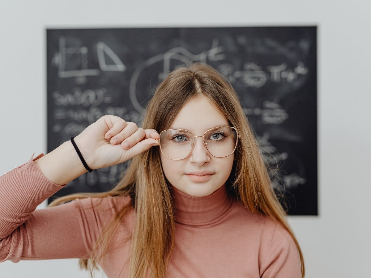 lánytanuló tábla előtt