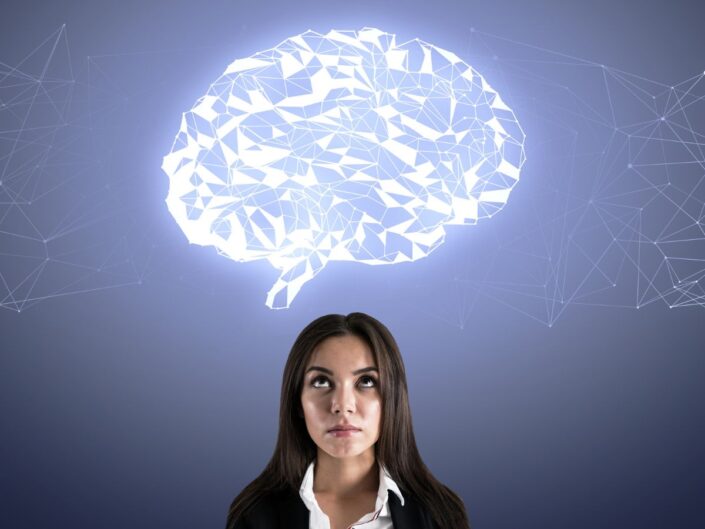 nő feje felett agy formájú felhő