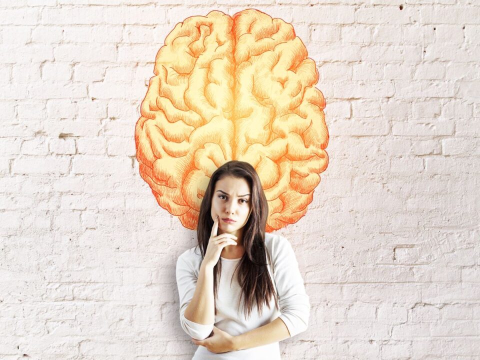 magas-intelligencia-3-egyedi-gondolkodasmod - Nők Lapja nő áll agyat ábrázoló fal előtt