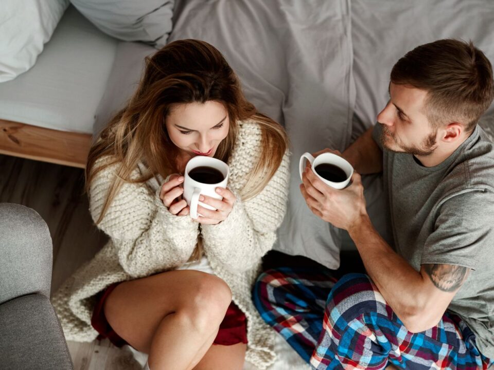 pár beszélget és kávézik