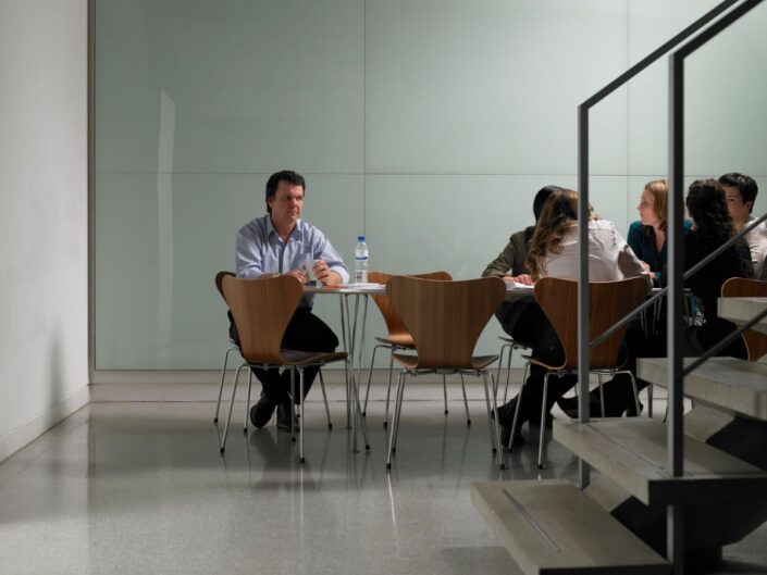 férfi asztalnál egyedül munkahelyi csoport ebéd