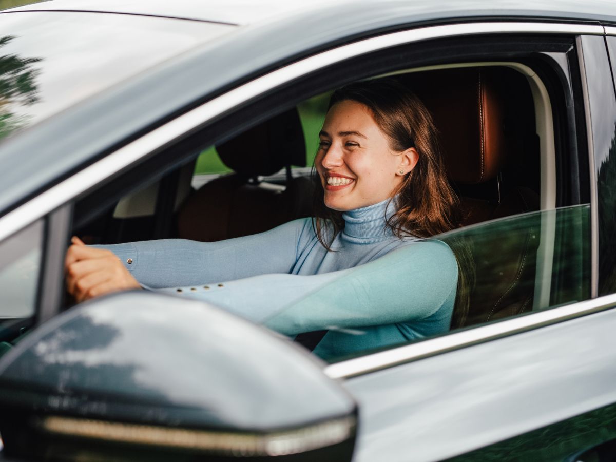 nő autó boldog Getty