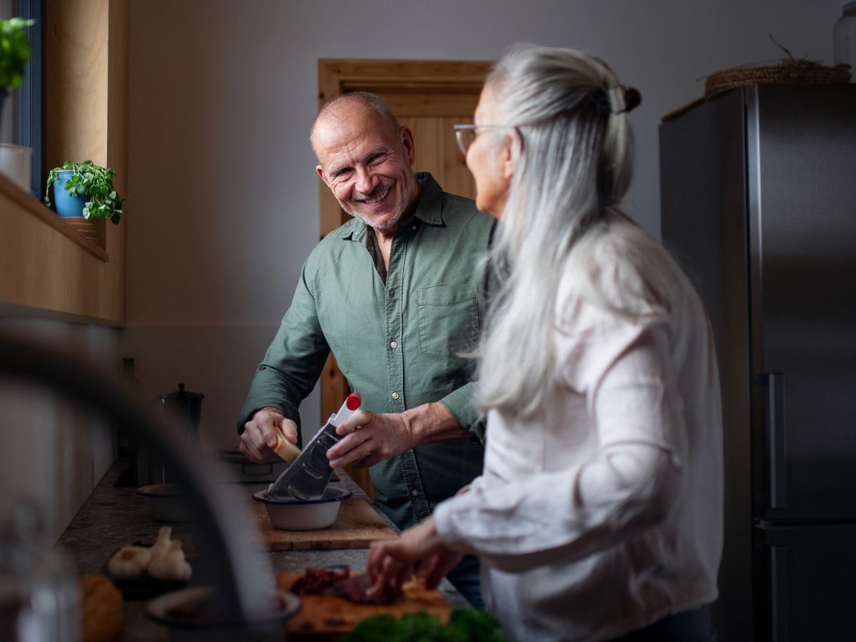 idős pár vidáman együtt főz