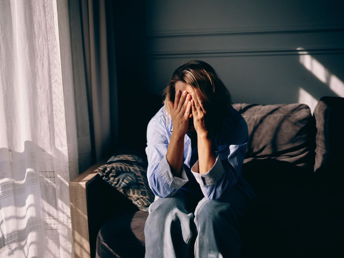 nő pizsama kanapé fejfájás fények