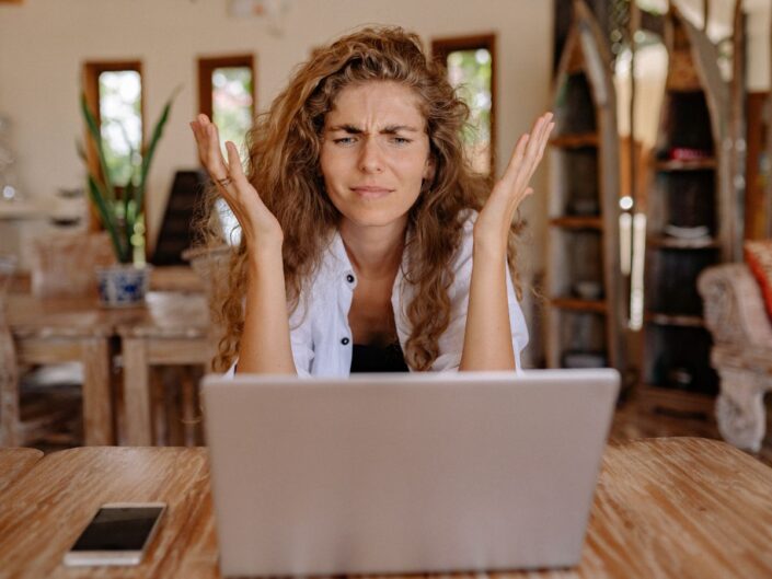 stresszes nő a laptop előtt