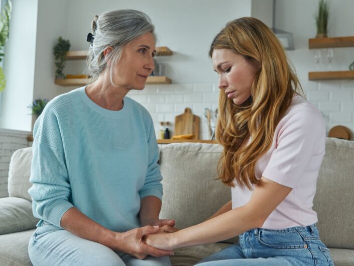 anya lánya otthon kanapé ül kézfogás