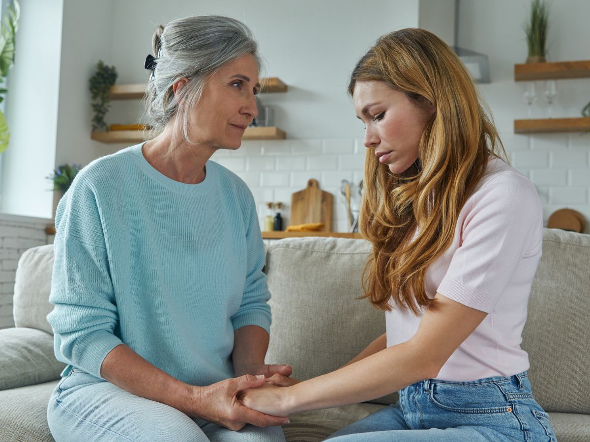 anya lánya otthon kanapé ül kézfogás