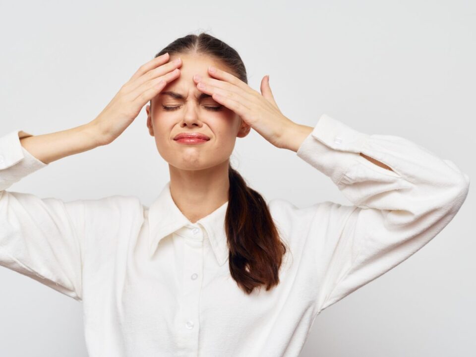 stresszes nő fogja a homlokát
